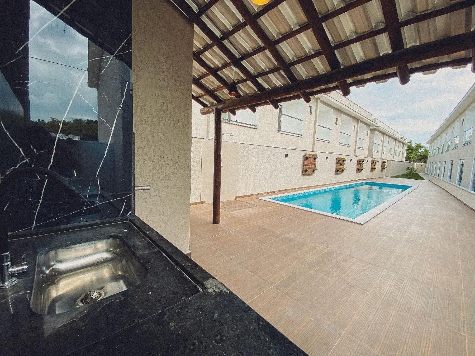 Casas Duplex Todas Com 3 Suiites Ambas Com Ar Condicionado, Varanda, Internet E Churrasqueira Privativa No Residencial Jardins De Taperpua 2 Codominio A Poucos Metros Da De Taperapua, Com Piscina E Area Gourmet.